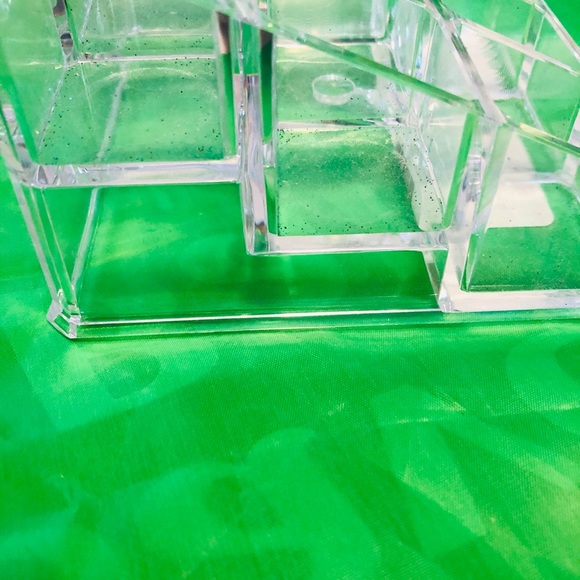 New makeup holds - Picture 4 of 6